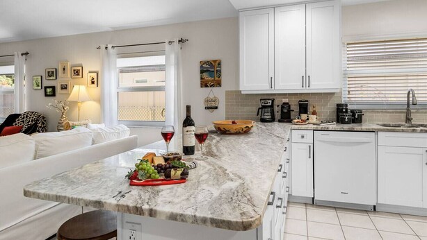 Coffee/tea maker, fridge, microwave, oven - Spacious Naples Retreat Near Beaches (Naples)