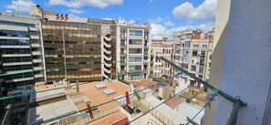 Un immeuble de grande hauteur doté de nombreux balcons et offrant une vue sur les immeubles résidentiels environnants.