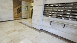 A lobby with a tiled floor, a staircase, a potted plant, and a wall-mounted mailbox. - Holiday Home 'Centrico Piso En Marbella' with Private Terrace and Wi-Fi (Marbella)