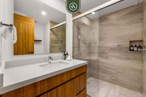 Appartement, meerdere bedden, toegang tot zwembad, uitzicht op oceaan (Harbor 171 TN 2301) | Badkamer | Handdoeken