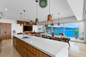 Huoneisto, useita sänkyjä, pääsy uima-altaalle, valtamerinäköala (Harbor 171 TN 2301) | Sisätilat