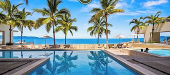 Luxury 4 BR Condo Amazing Views - Beach - Pools