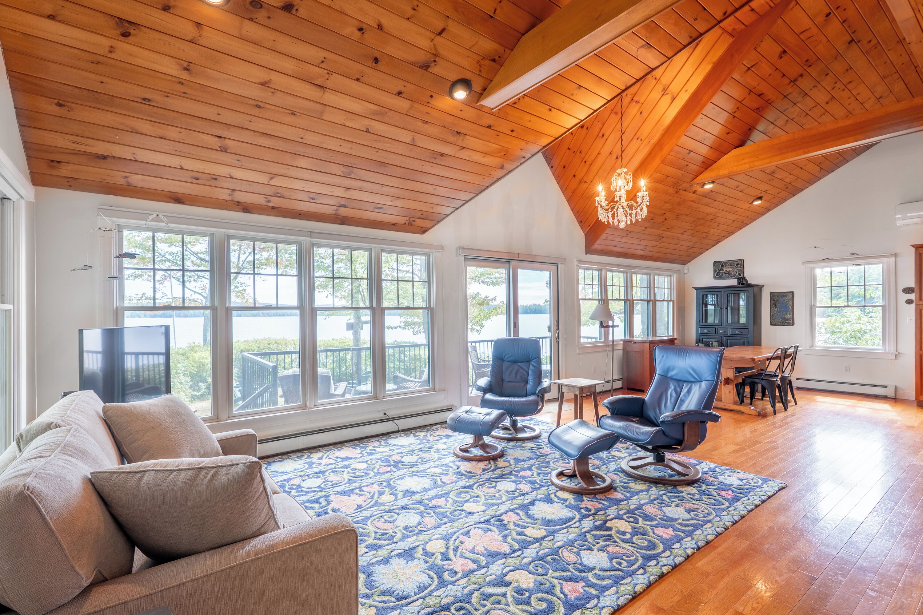 Een smart-tv en een open haard