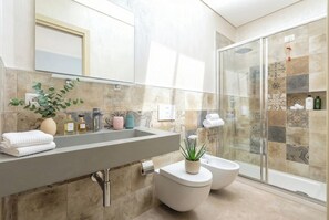 Dusche, Haartrockner, Bidet