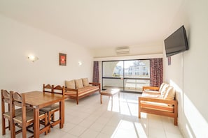 Apartment, 2 Bedrooms | Living area