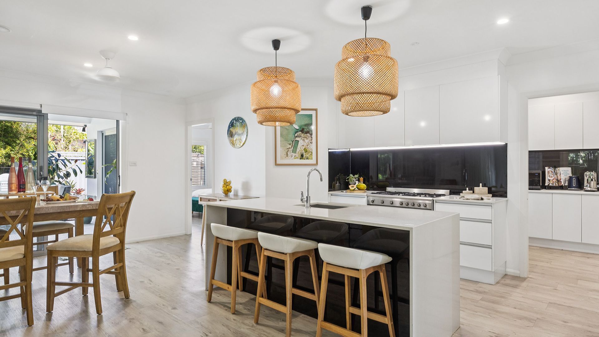 Micro-ondes, four, lave-vaisselle, cafetière/bouilloire