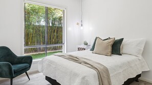 4 bedrooms, iron/ironing board, internet, bed sheets