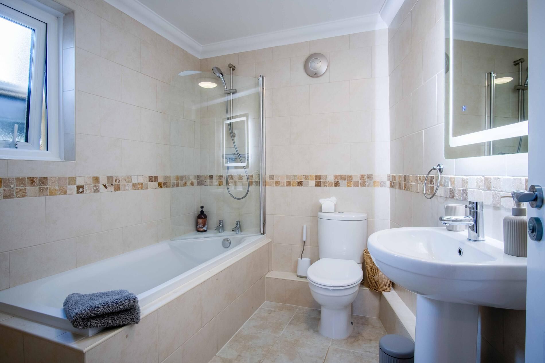 Apartment (1 Bedroom) | Bathroom | Combined shower/tub, towels