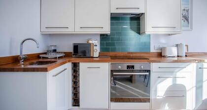 The Nook North Beach - 1 Bedroom Apartment - Tenby