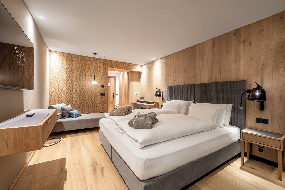 Deluxe Double or Twin Room, Mountain View | In-room safe, desk, blackout drapes, WiFi (free)