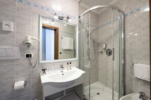 Comfort Double Room | Bathroom | Shower, hair dryer, slippers, towels - STELLA HOTEL - MY DOLOMITES EXPERIENCE (Selva di Val Gardena)