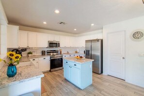 Een koelkast, een microgolfoven, een oven, een vaatwasser