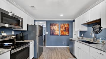 Kühlschrank, Mikrowelle, Ofen, Geschirrspüler