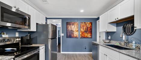 Jääkaappi, mikroaaltouuni, uuni, astianpesukone