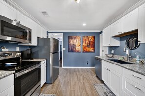 Frigorífico, microondas, horno y lavavajillas