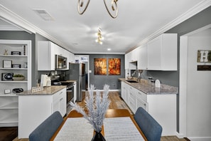 Kühlschrank, Mikrowelle, Ofen, Geschirrspüler