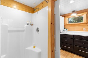 Douche, sèche-cheveux, serviettes fournies