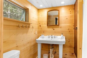 Een douche, een haardroger, handdoeken