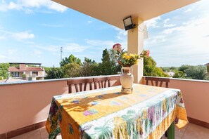 Outdoor dining - Holiday Home 'Sa Burrida Mare' with Sea View, Wi-Fi and Air Conditioning (Iscra E Voes)