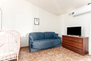 Living area - Holiday Home 'Sa Burrida Mare' with Sea View, Wi-Fi and Air Conditioning (Iscra E Voes)
