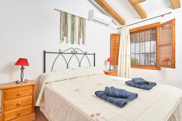 Tabla de planchar con plancha, wifi, ropa de cama