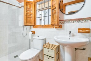 Bathroom - Holiday Home 'Cortijo A Navas' with Sea View, Wi-Fi and Air Conditioning (Frigiliana)