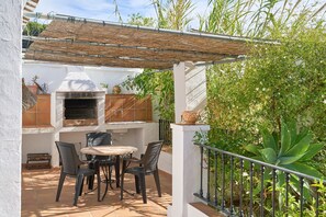 Outdoor dining - Holiday Home 'Cortijo A Navas' with Sea View, Wi-Fi and Air Conditioning (Frigiliana)