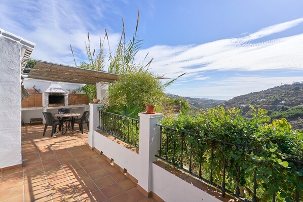 Outdoor dining - Holiday Home 'Cortijo A Navas' with Sea View, Wi-Fi and Air Conditioning (Frigiliana)