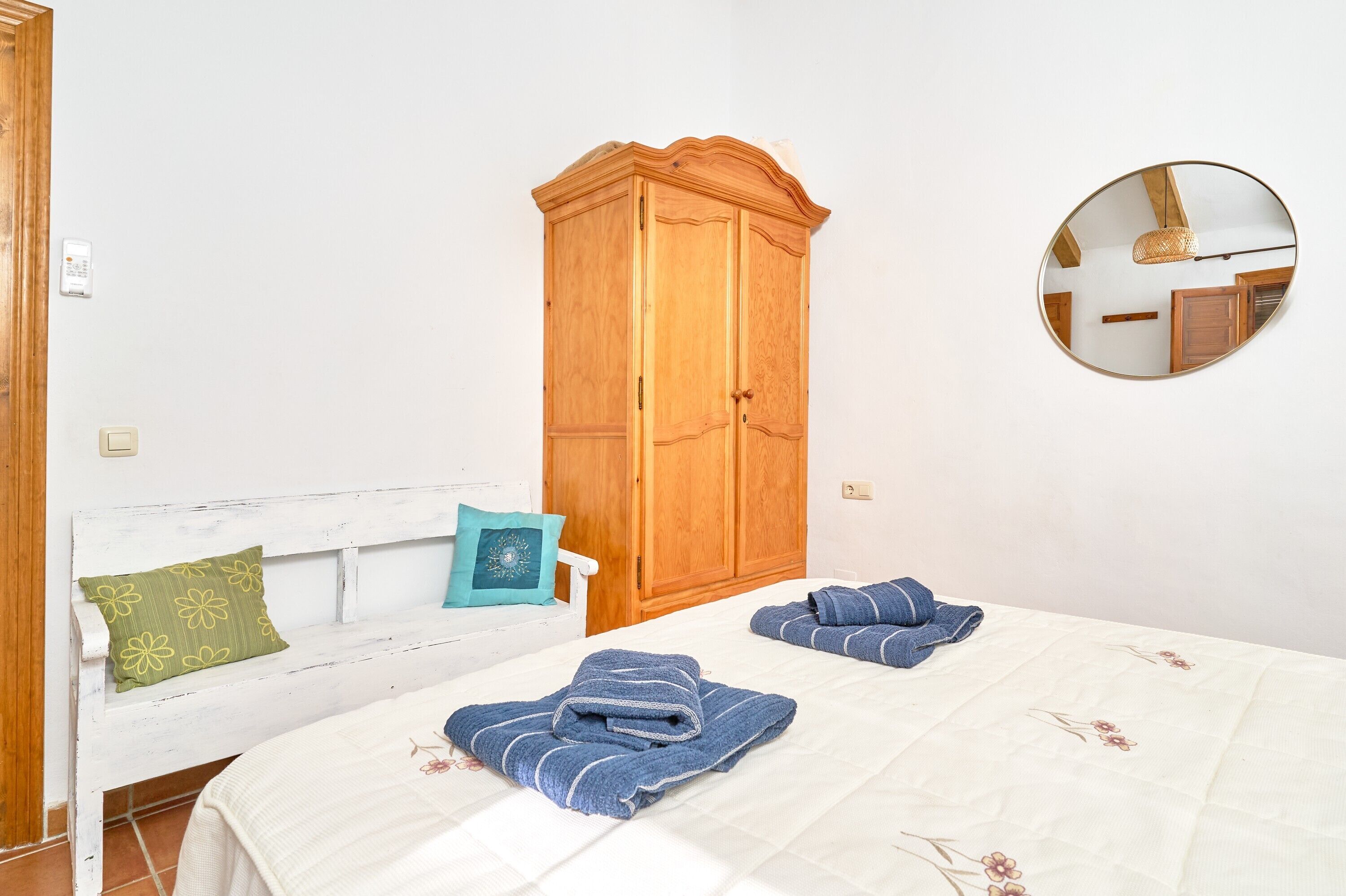 Tabla de planchar con plancha, wifi, ropa de cama