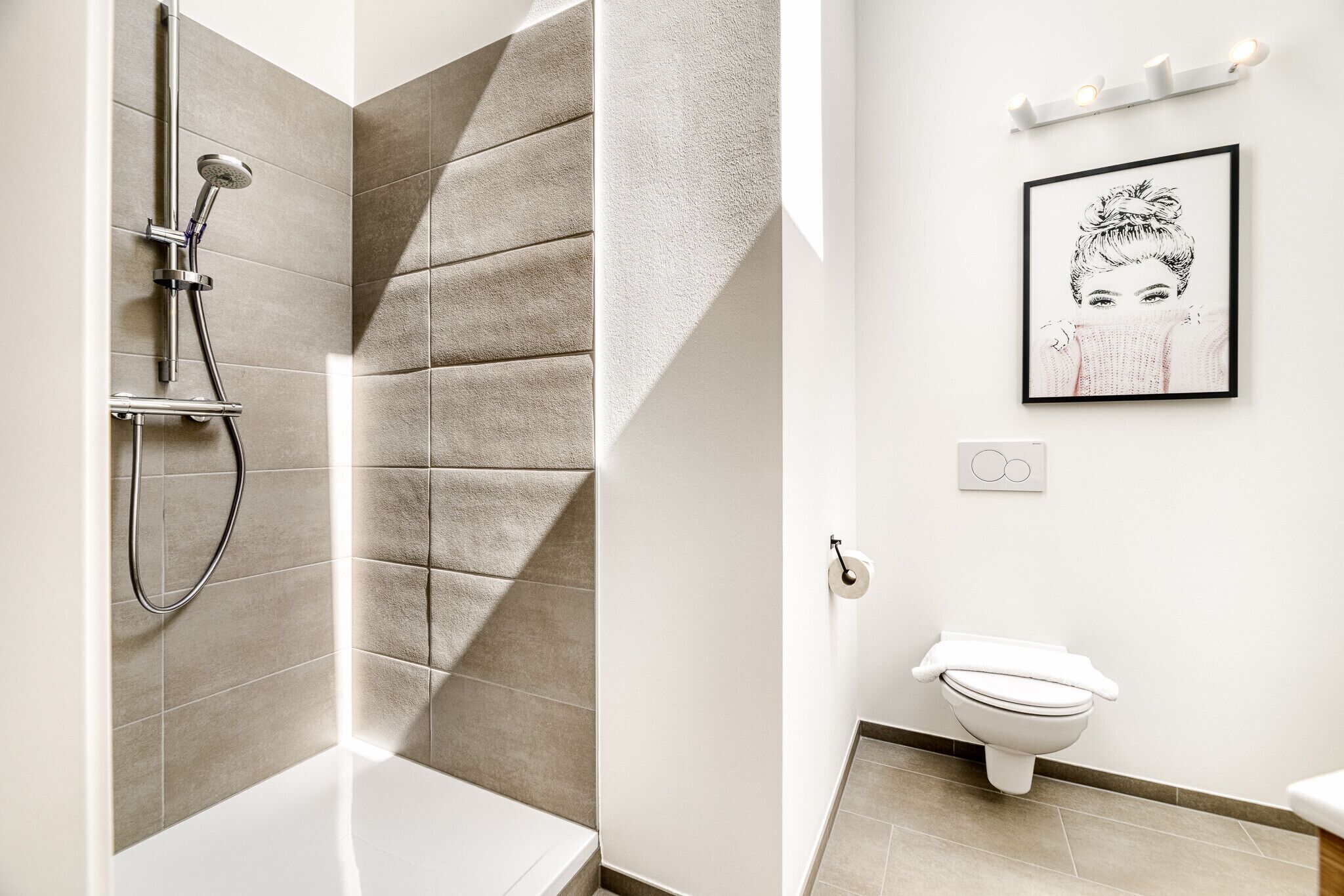 Een douche, een haardroger, handdoeken