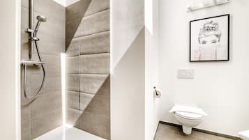 Een douche, een haardroger, handdoeken