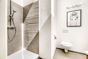 Douche, sèche-cheveux, serviettes fournies