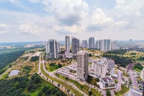 Un ensemble immobilier résidentiel composé de plusieurs tours, situé dans un quartier verdoyant et bordé de routes.
