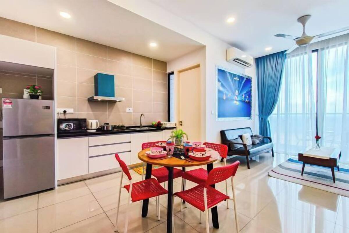 Una cocina moderna con comedor, sofá y ventilador de techo.