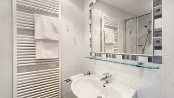 Dusche, kostenlose Toilettenartikel, Haartrockner, Handtücher