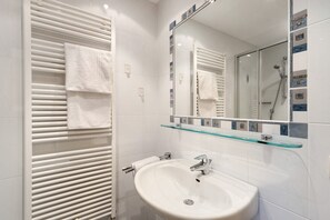 Shower, free toiletries, hair dryer, towels - Apartment 'Hatzlhof Nr 3' with Mountain View, Shared Terrace and Wi-Fi (Vipiteno)