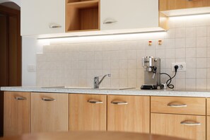 Kylskåp, mikrovågsugn, spishäll och diskmaskin