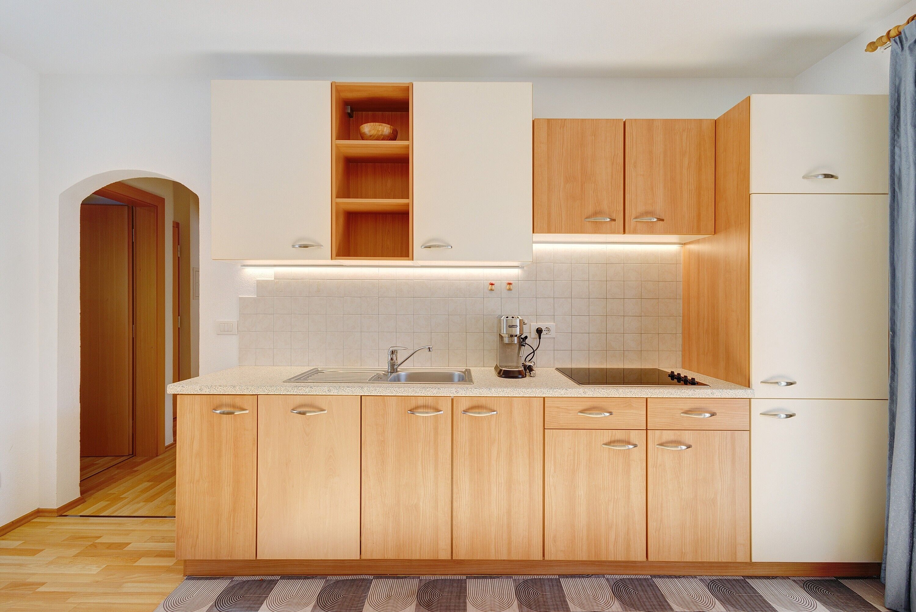 Kühlschrank, Mikrowelle, Herdplatte, Geschirrspüler