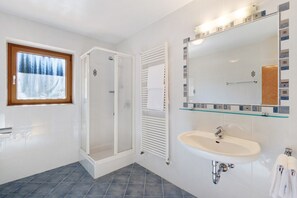 Shower, hair dryer, towels - Apartment 'Hatzlhof Nr 2' with Mountain View, Shared Terrace and Wi-Fi (Vipiteno)