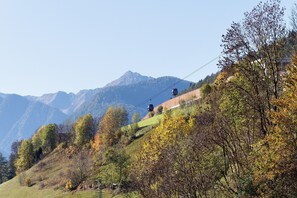 Un téléphérique sur une colline, avec des montagnes en arrière-plan.