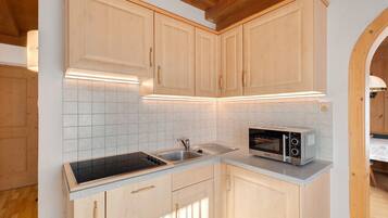 Een koelkast, een magnetron, een kookplaat, een vaatwasser