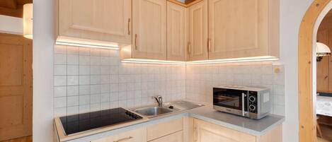 Frigorifero, microonde, piano cottura, lavastoviglie