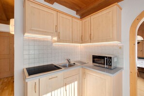 Kjøleskap, mikrobølgeovn, kokeplater og oppvaskmaskin