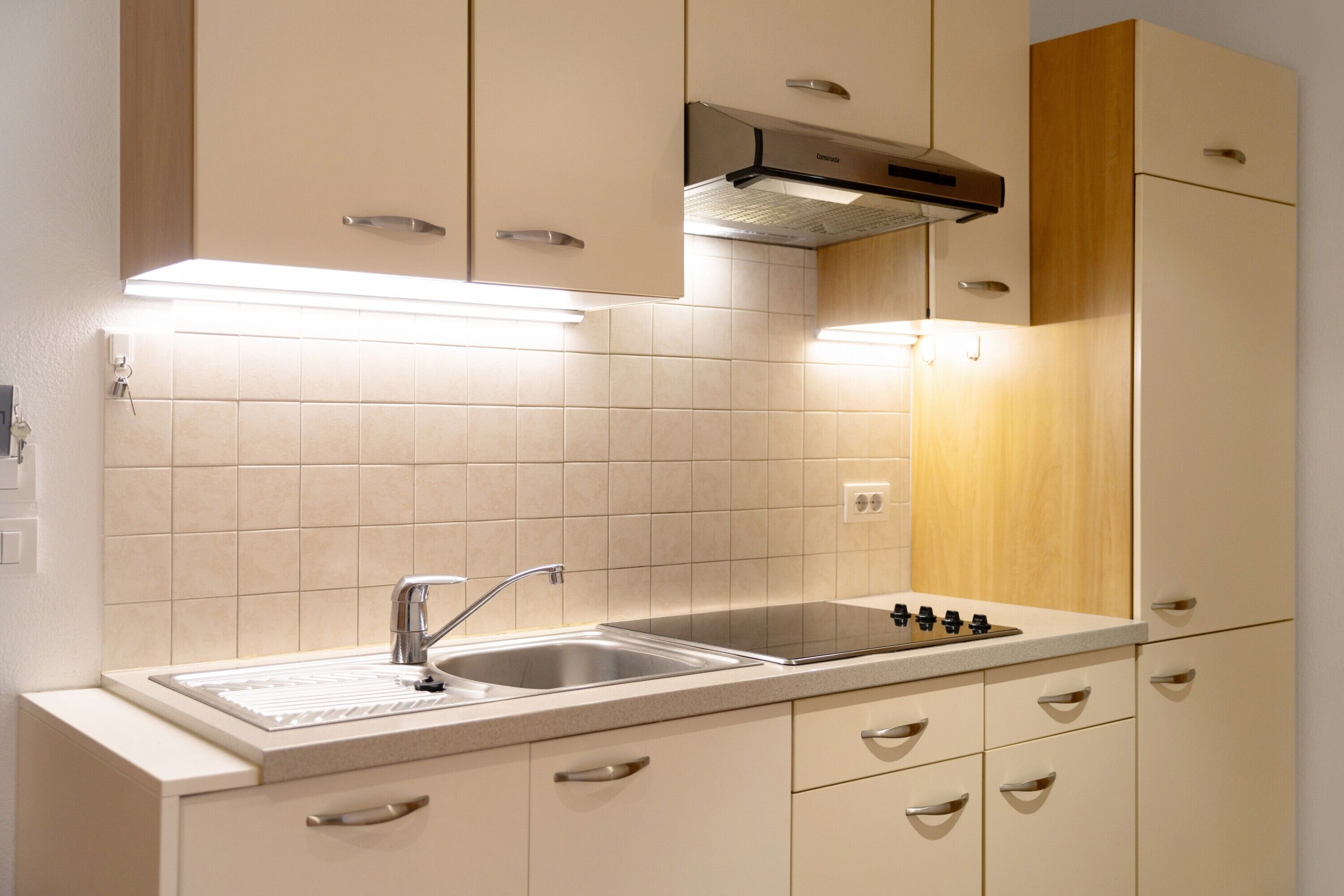 Køleskab, mikrobølgeovn, kogeplade, opvaskemaskine