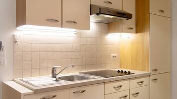 Køleskab, mikrobølgeovn, kogeplade, opvaskemaskine