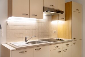 Geladeira, micro-ondas, cooktop, lava-louças