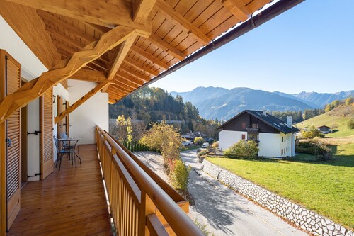 Appartement 'Hatzlhof Nr 5' avec vue sur la montagne, terrasse partagée et Wi-Fi