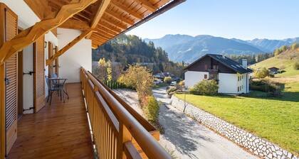 Appartement 'Hatzlhof Nr 5' avec vue sur la montagne, terrasse partagée et Wi-Fi