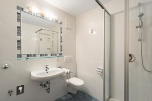 シャワー、ヘアドライヤー、タオル