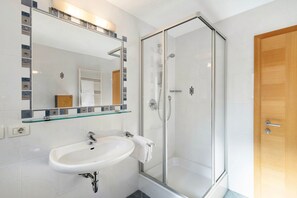 Chuveiro, secador de cabelo, toalhas de banho 